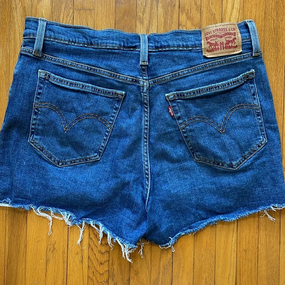 Levi’s High Rise Raw Hem Denim Jean Shorts - Size 32